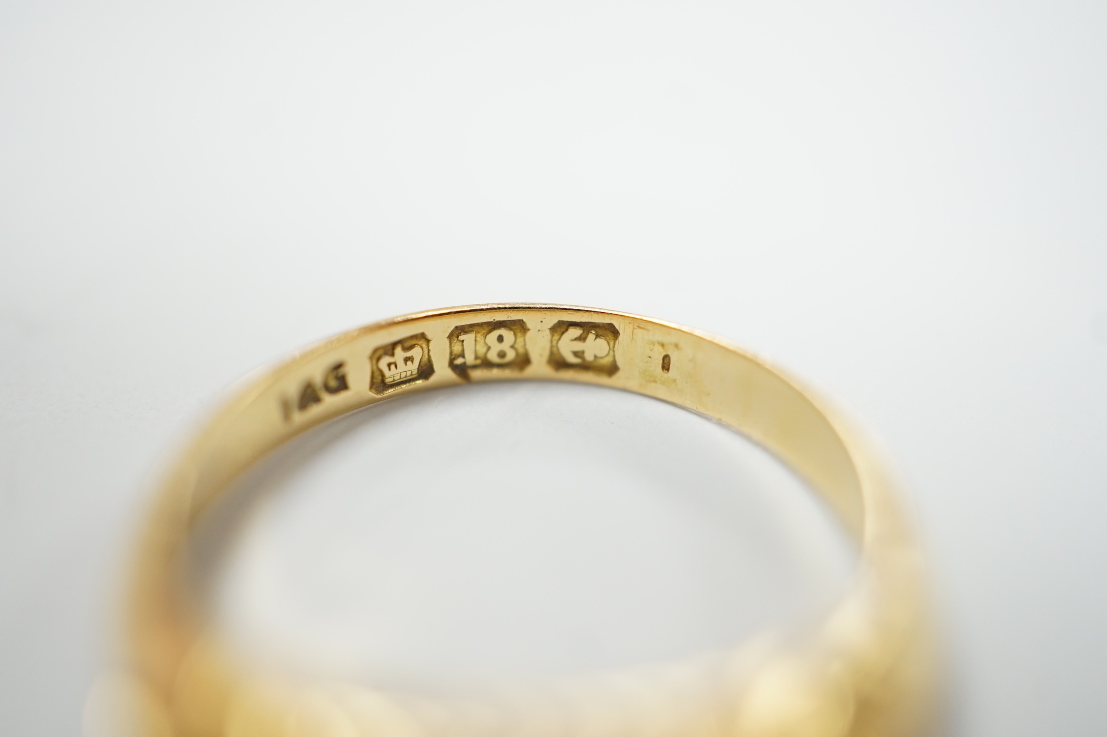 An early 20th century 18ct gold and graduated five stone diamond chip set ring, size L, gross weight 3.6 grams.